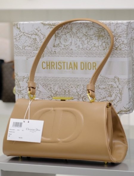 Dior handled  - بيج