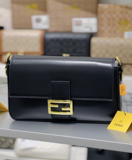 Fendi new with strap - اسود