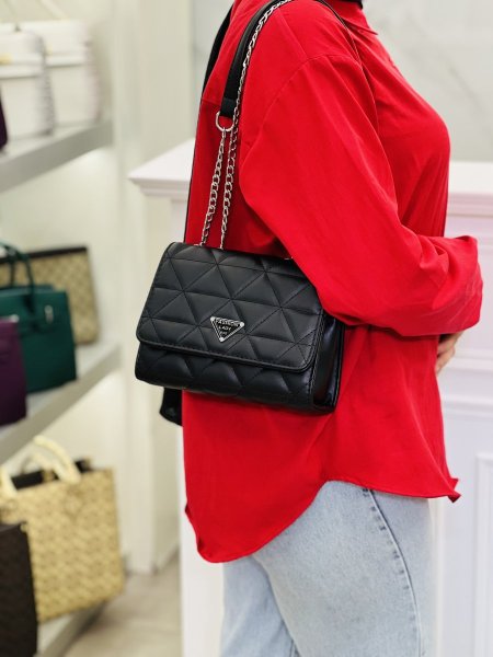 شبية ماركة Prada اعلى جودة