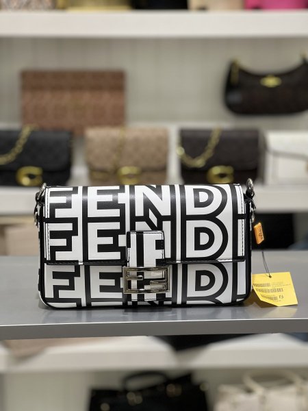 Fendi new with strap - زيبرا