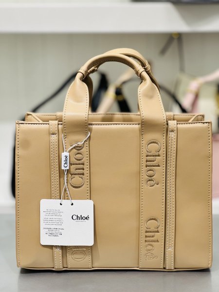 Chloe small woody leather bag - بيج