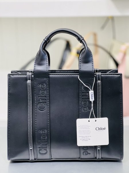 Chloe small woody leather bag - اسود