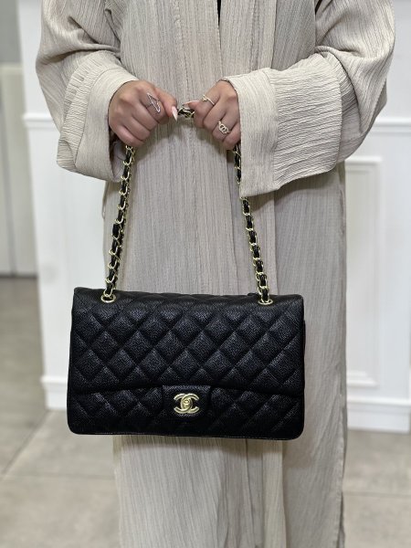 Chanel classic 30cm - اسود جلد كافيار مع لمعة، هاردوير ذهبي