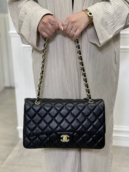 Chanel classic 30cm - اسود جلد ناعم مع لمعة، هاردوير ذهبي