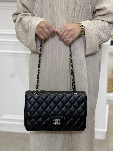 Chanel classic 28cm - اسود جلد ناعم مع لمعة ، هاردوير فضي