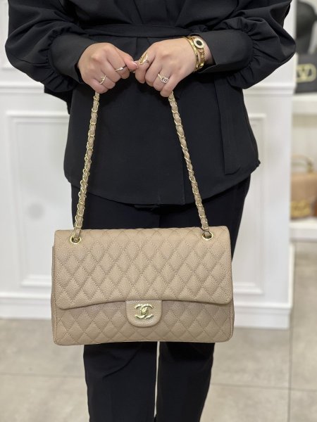 Chanel classic 30cm - بيج جلد كافيار، هاردوير ذهبي