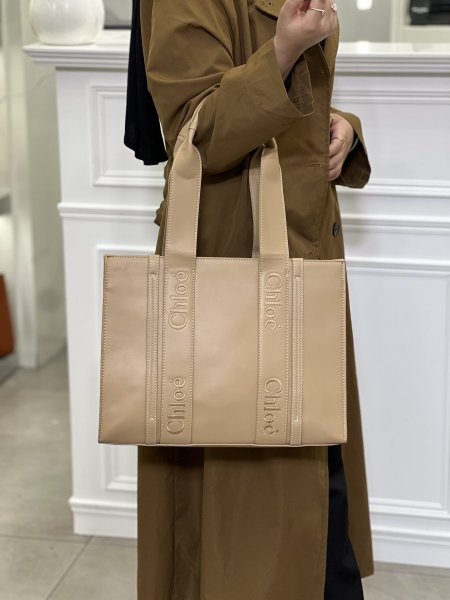 Chloé Woody Large Leather Tote I Bloomingdale's - بيج