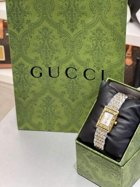 Gucci watches - اكسسوار ذهبي وفضي ، مينا ابيض