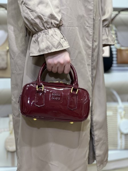 Miu miu /ماستر كوالتي الحجم الوسط شامل البوكس الاصلي