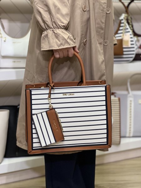 ابيض مخطط كحلي