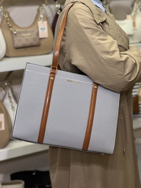 ابيض مخطط كحلي