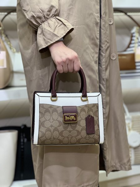 بيج مع ابيض وبرغندي