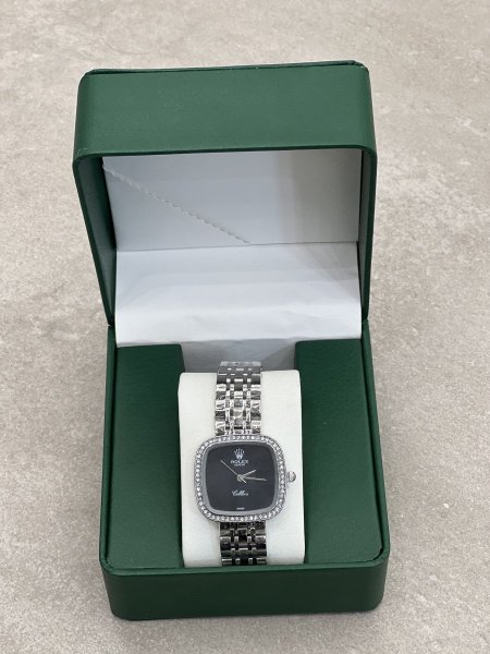 فضي ، مينا اسود