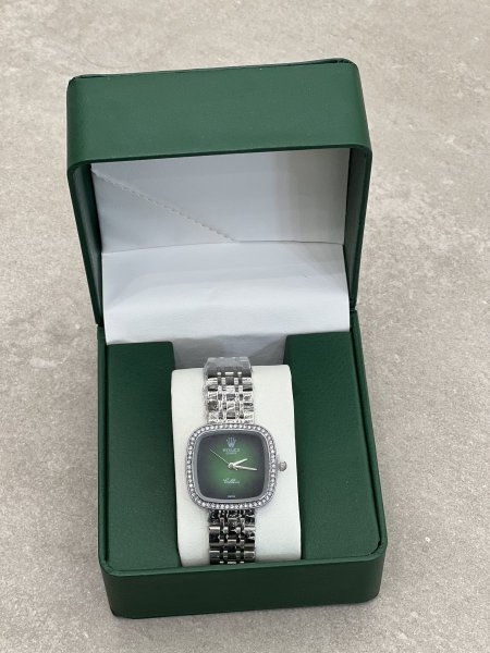 فضي ، مينا اخضر