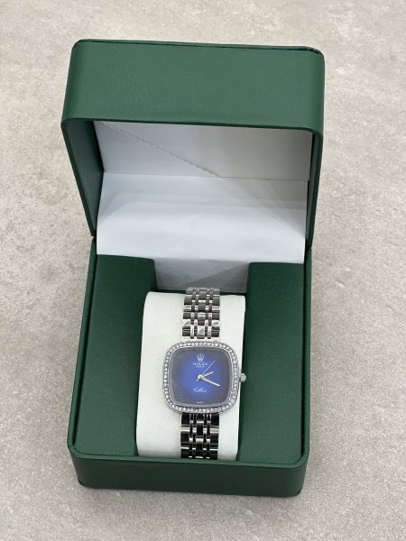 فضي ، مينا كحلي