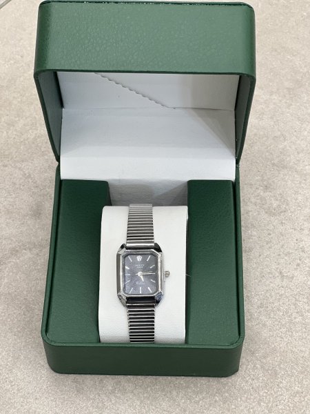 فضي ، مينا اسود