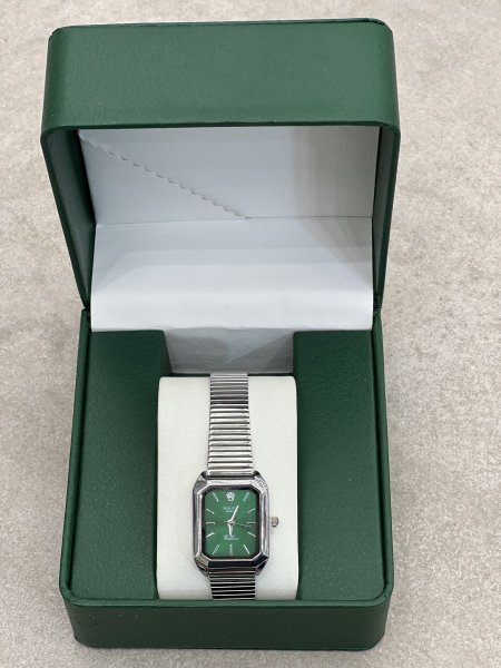 فضي ، مينا اخضر