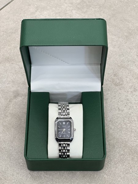 فضي ، مينا اسود