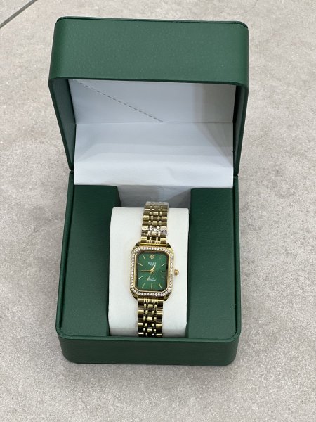 ذهبي ، مينا اخضر