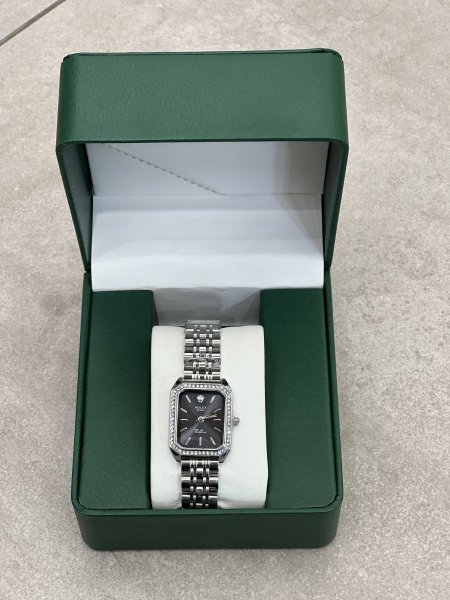 فضي ، مينا اسود