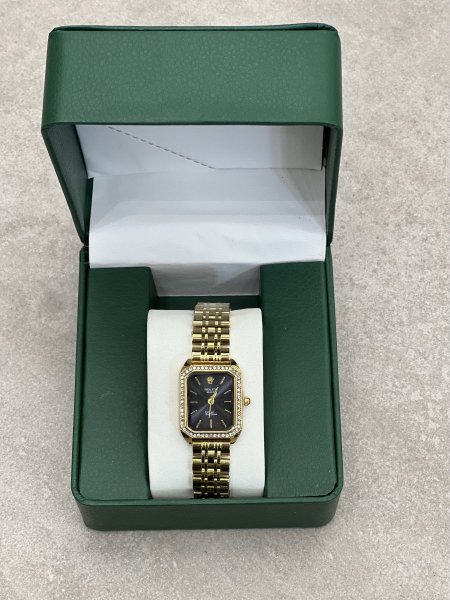 ذهبي ، مينا اسود