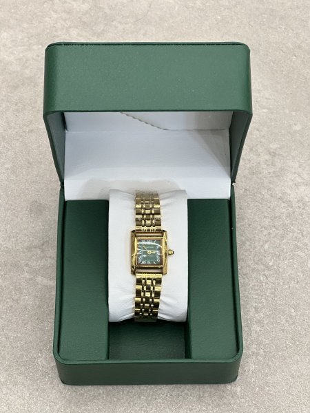 ذهبي ، مينا اخضر